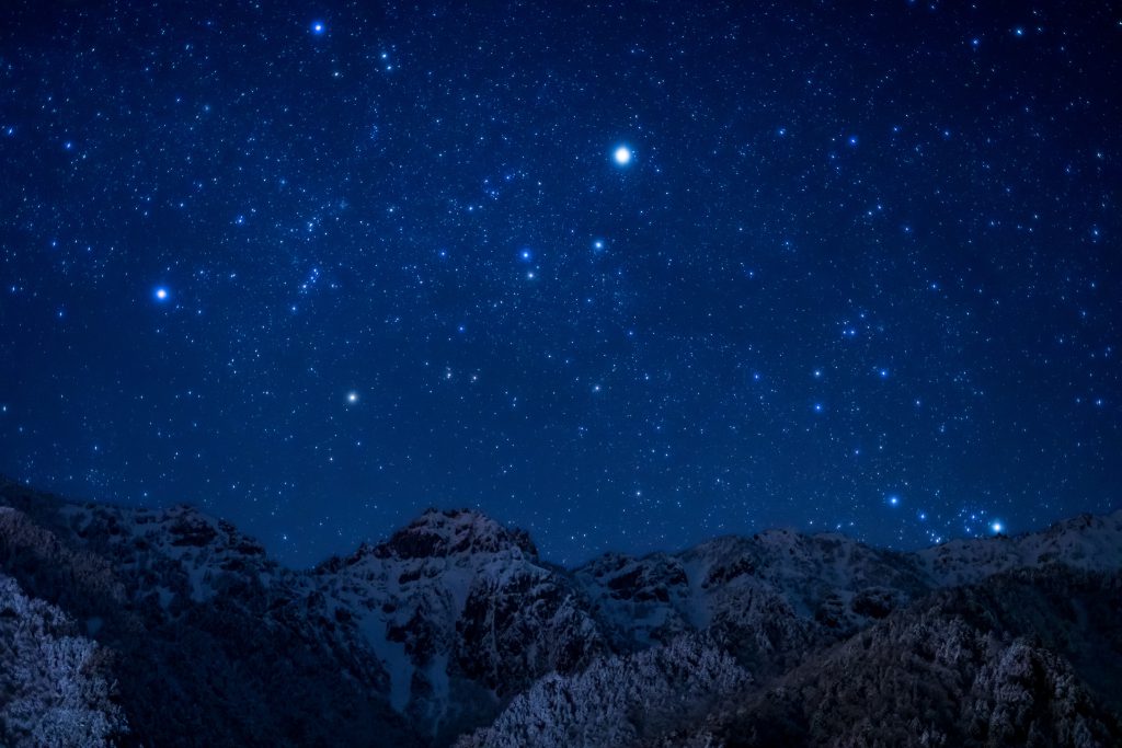 冬の露天風呂から見上げる星空